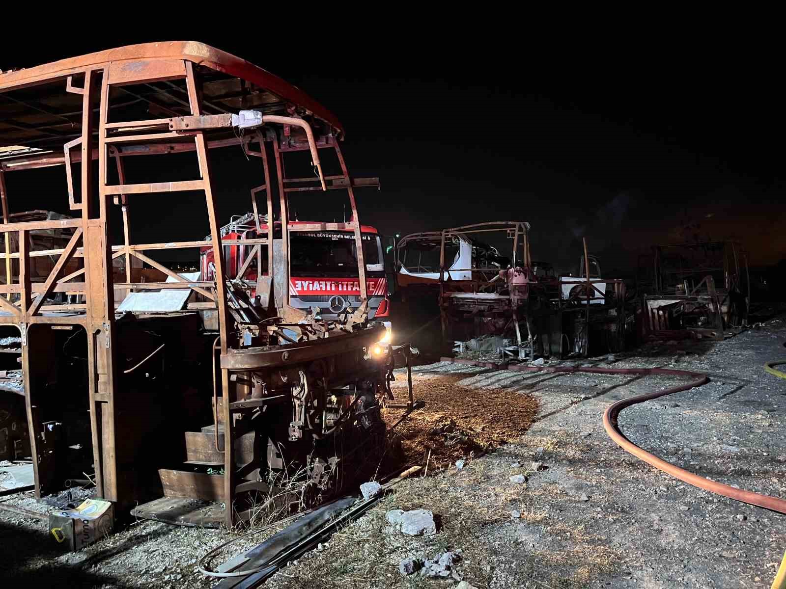 Büyükçekmece’de hurda otobüslerin bulunduğu alanda yangın
