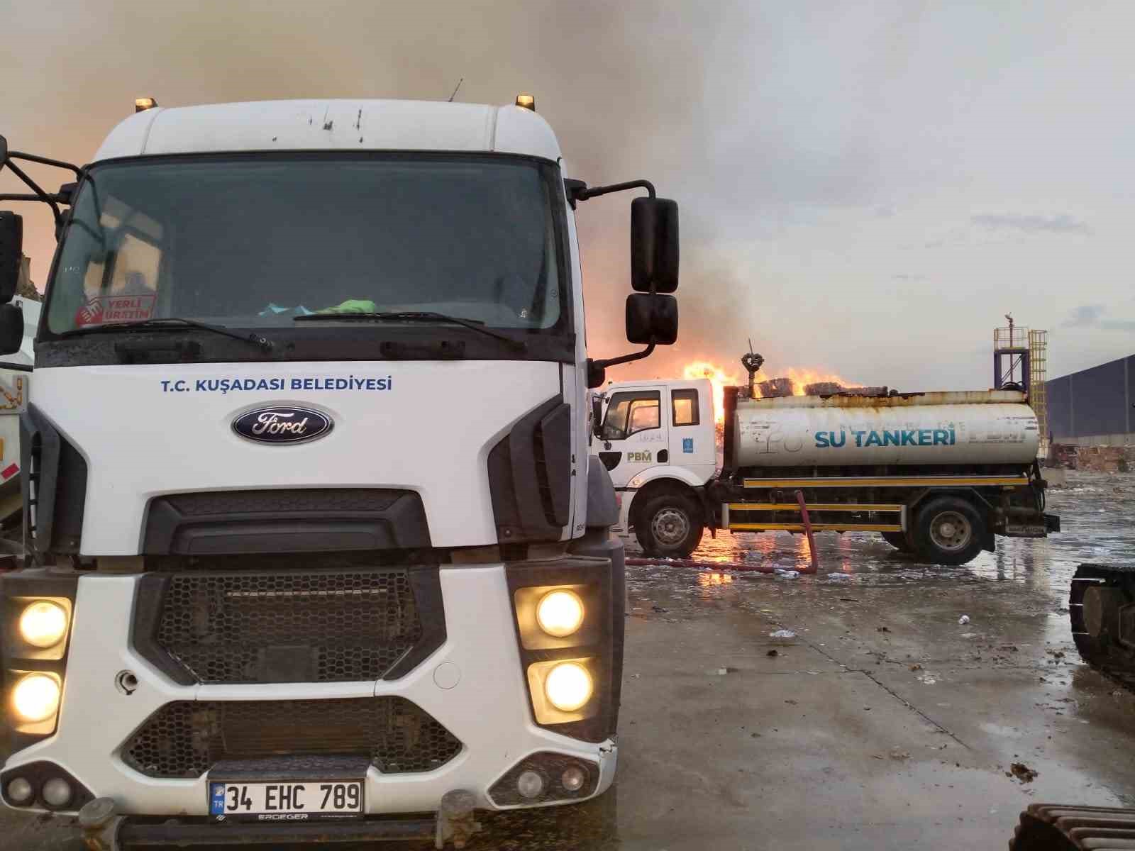 Kuşadası Belediyesi kağıt fabrikasındaki yangınını söndürme çalışmalarına destek verdi
