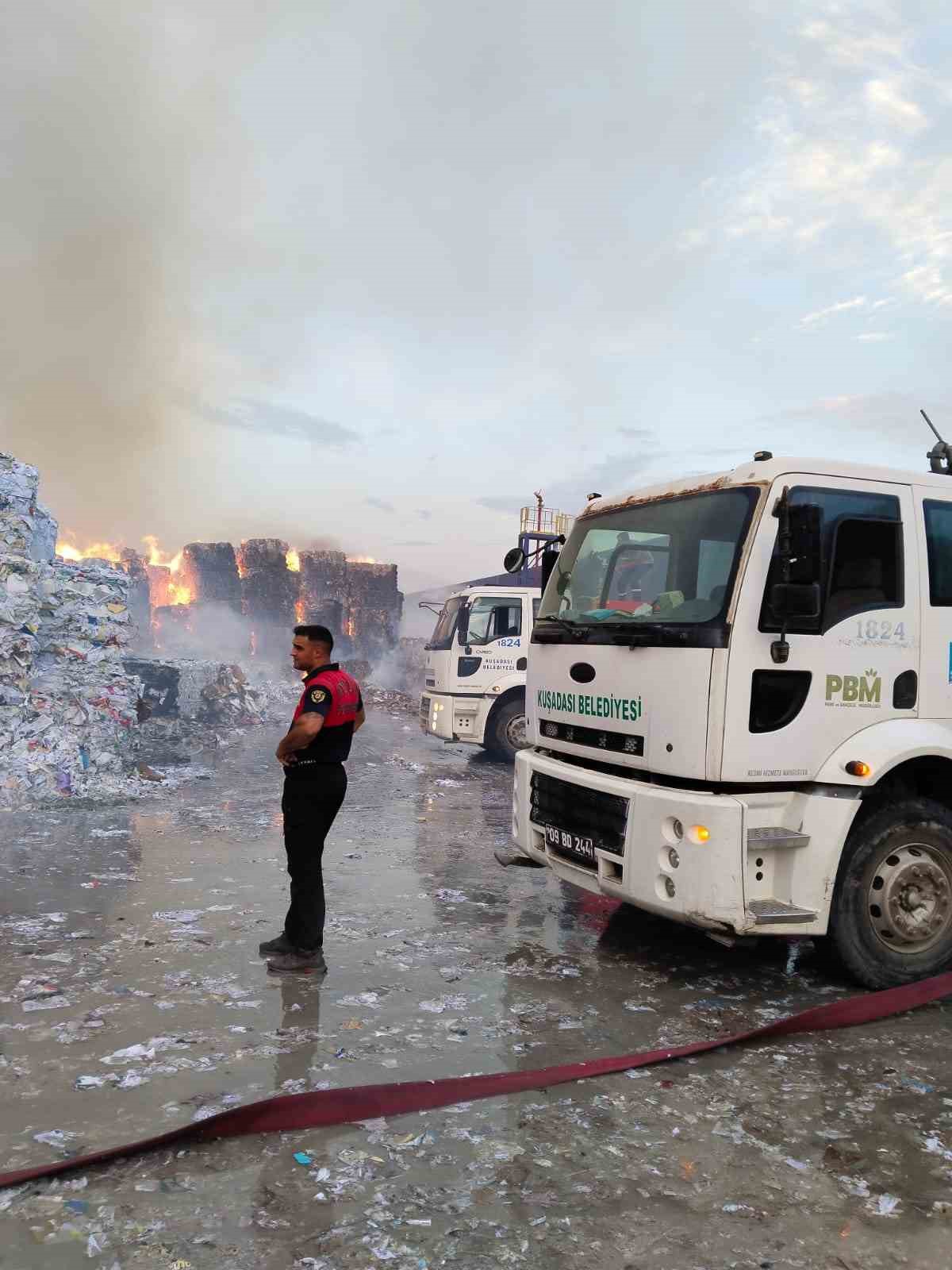 Kuşadası Belediyesi kağıt fabrikasındaki yangını söndürme çalışmalarına destek verdi
