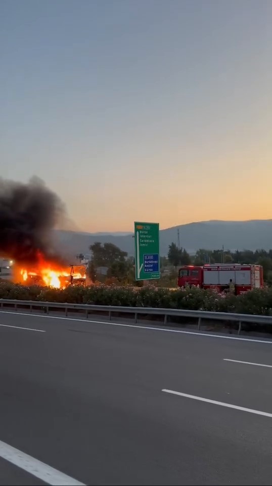 Yolcu otobüsü alev alev yandı, yolcular tahliye edildi
