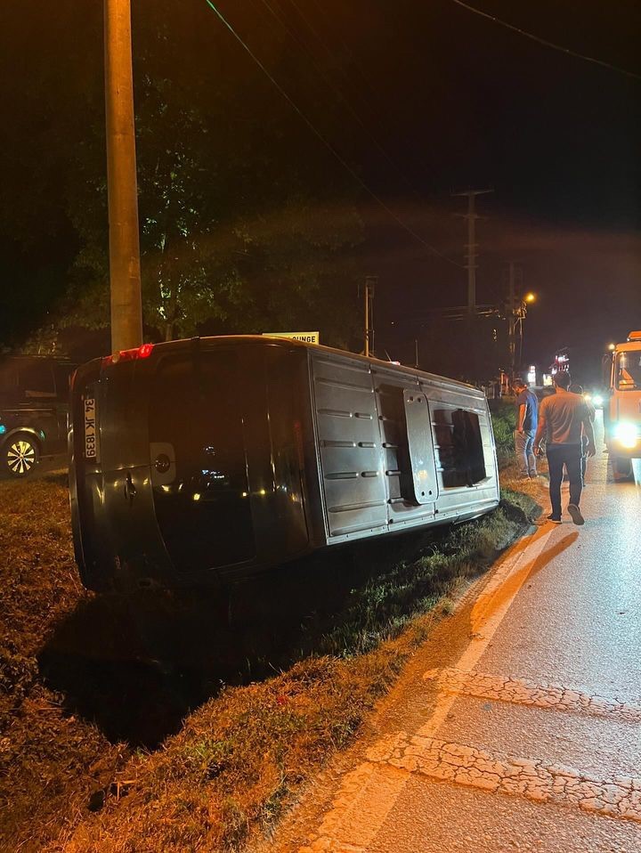 Sakarya’da turistleri gezdiren minibüs kanala devrildi: 1 yaralı
