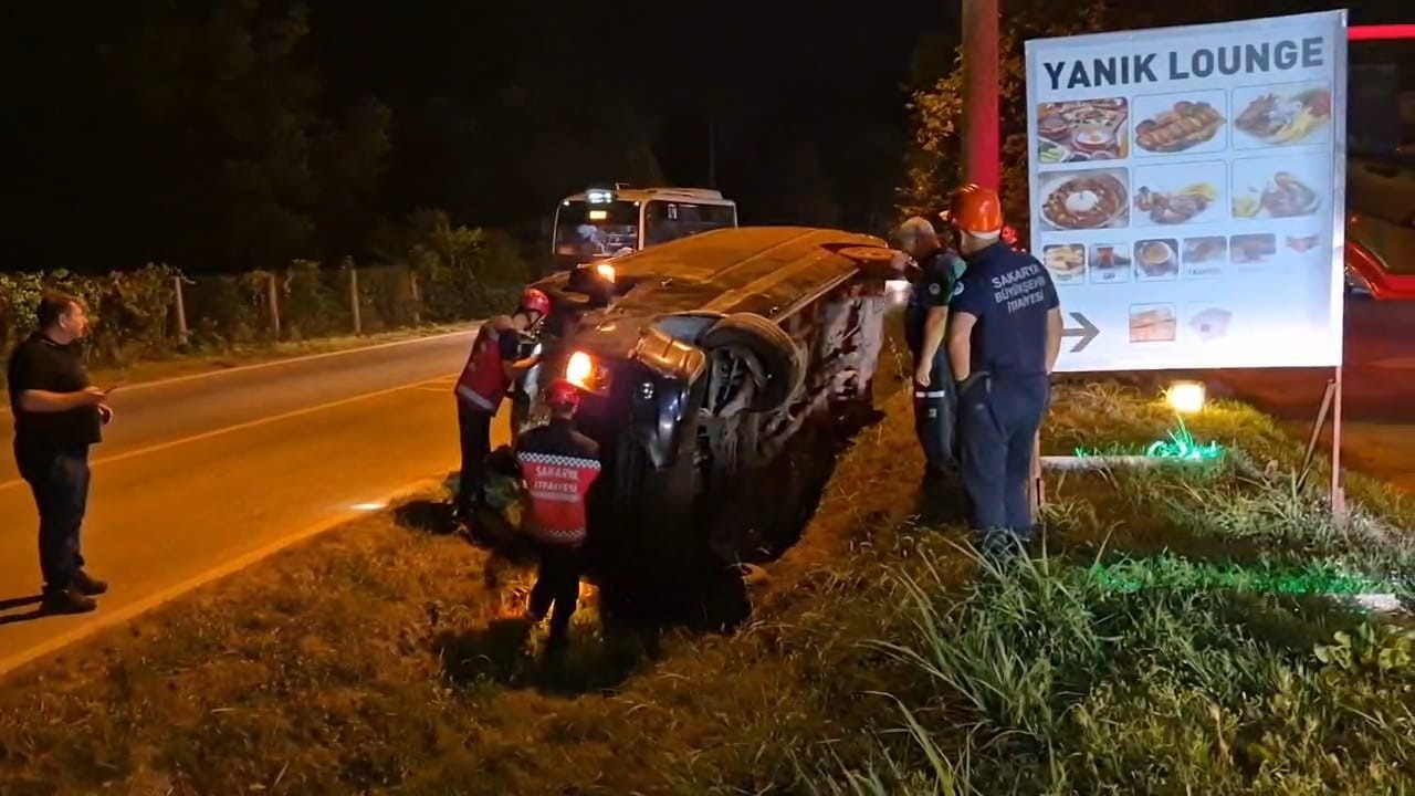 Sakarya’da turistleri gezdiren minibüs kanala devrildi: 1 yaralı
