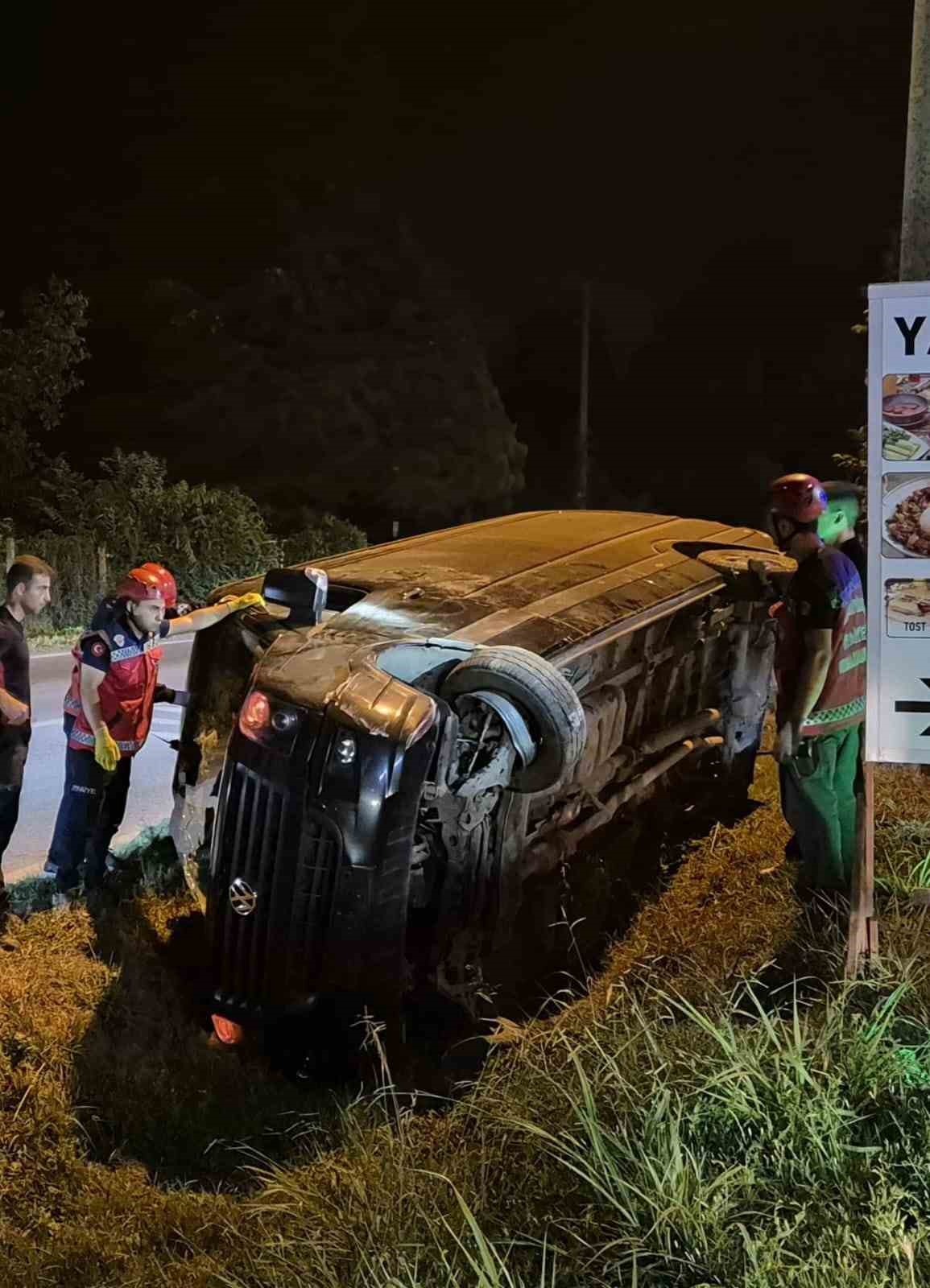 Sakarya’da turistleri gezdiren minibüs kanala devrildi: 1 yaralı
