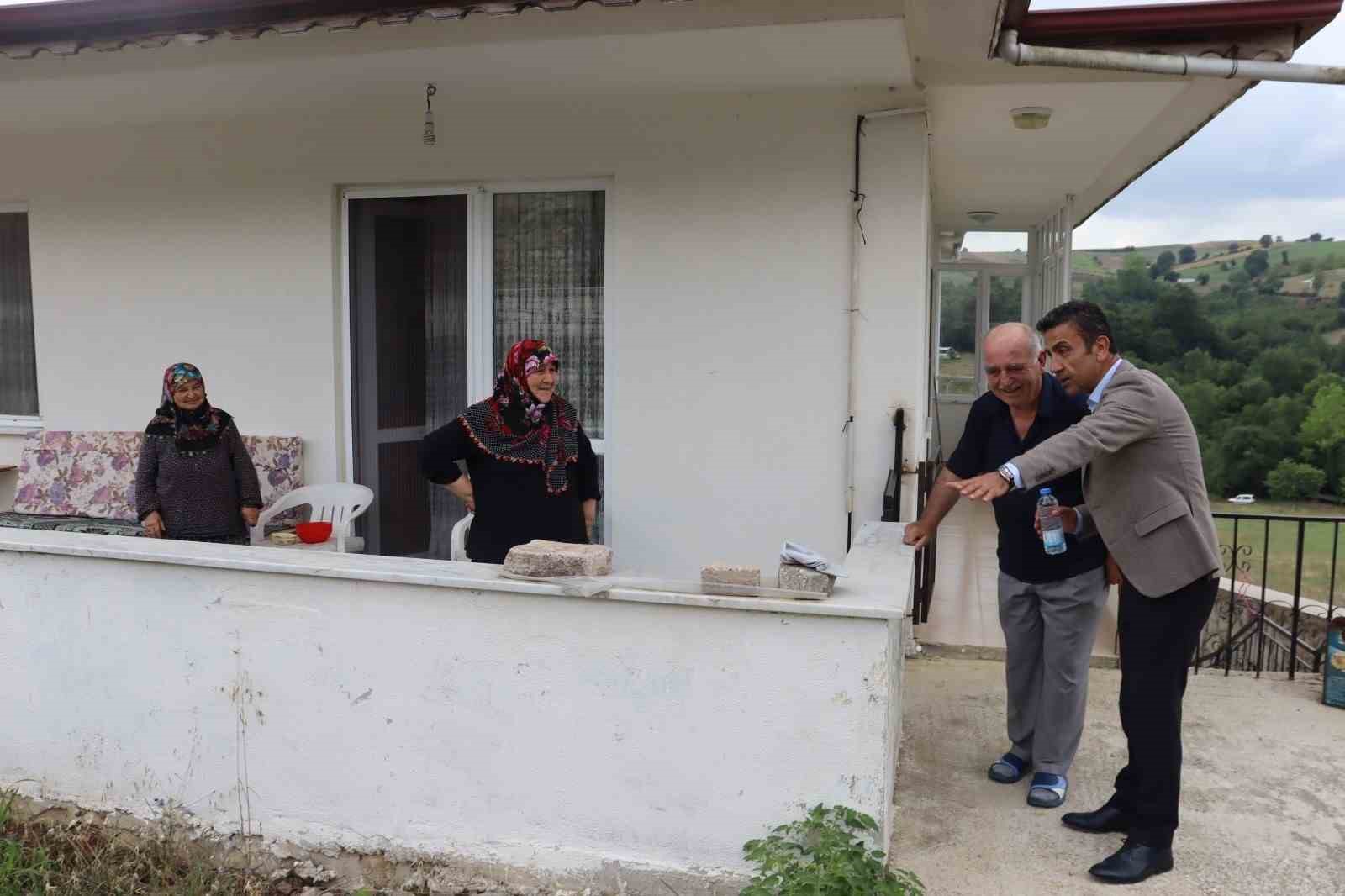 İzmit Belediyesi ekipleri vatandaşlarla bir araya gelerek talepleri dinledi
