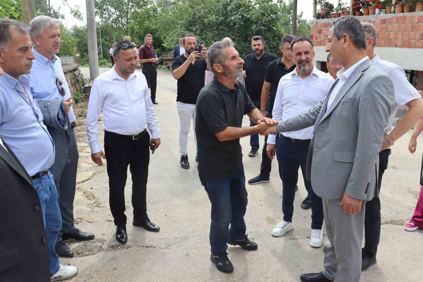 İzmit Belediyesi ekipleri vatandaşlarla bir araya gelerek talepleri dinledi
