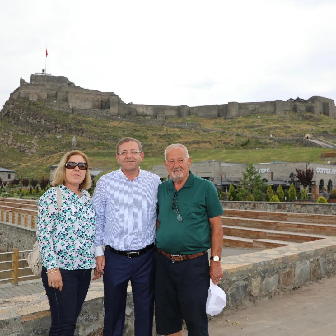 Kars Valisi turistlere rehberlik yaptı
