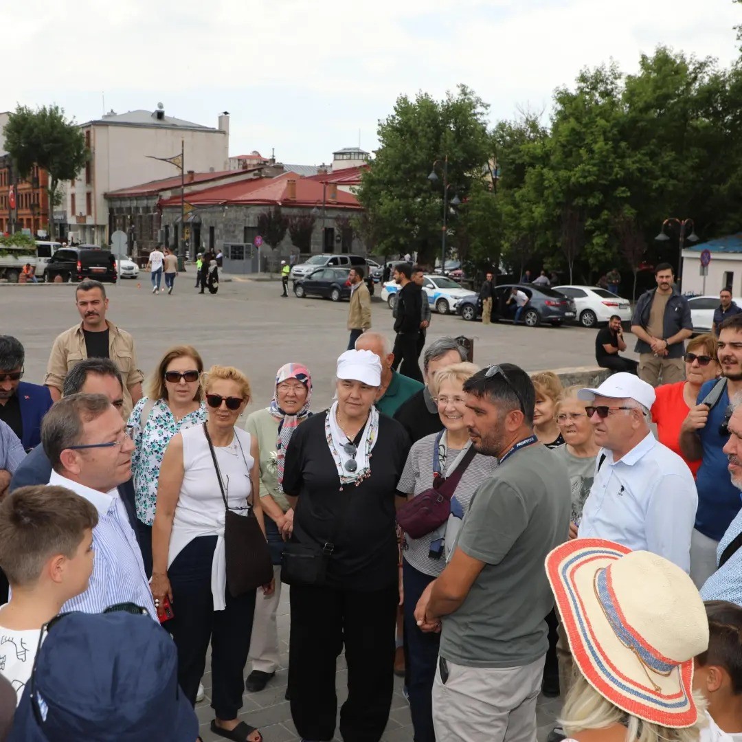 Kars Valisi turistlere rehberlik yaptı
