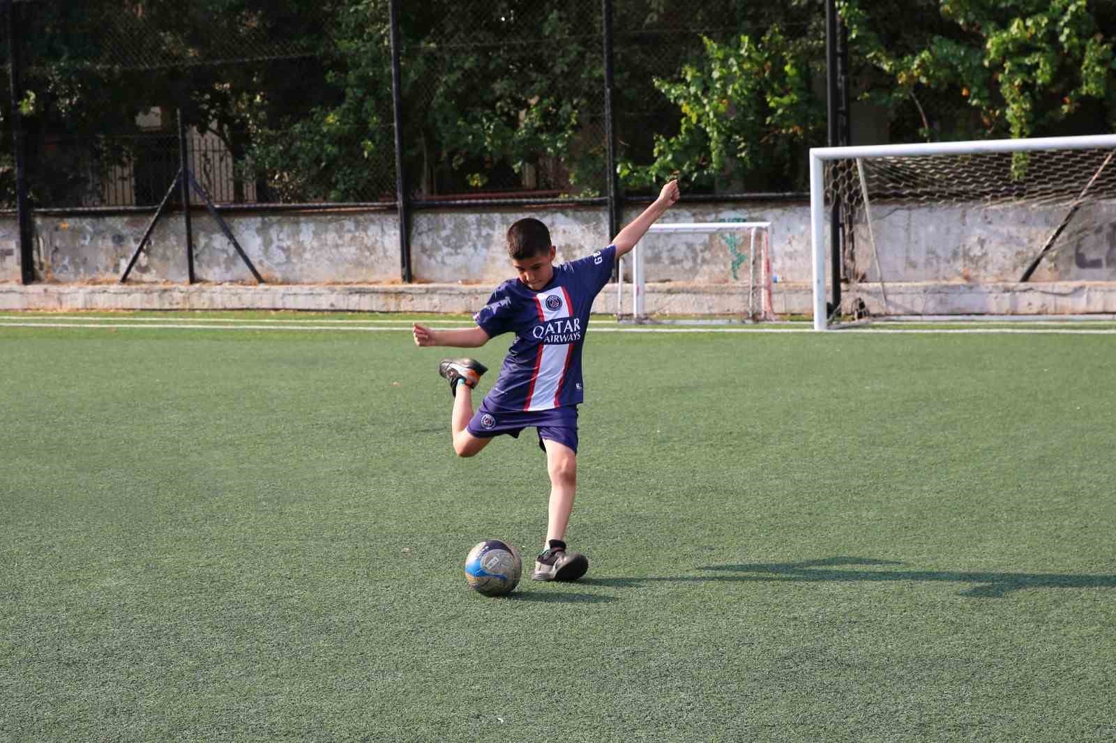 Başkan Yetişkin geleceğin futbolcularıyla buluştu
