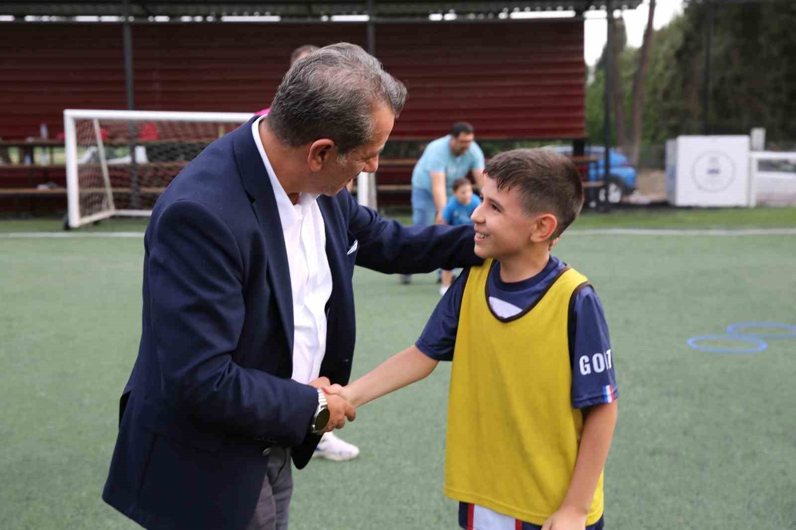 Başkan Yetişkin geleceğin futbolcularıyla buluştu
