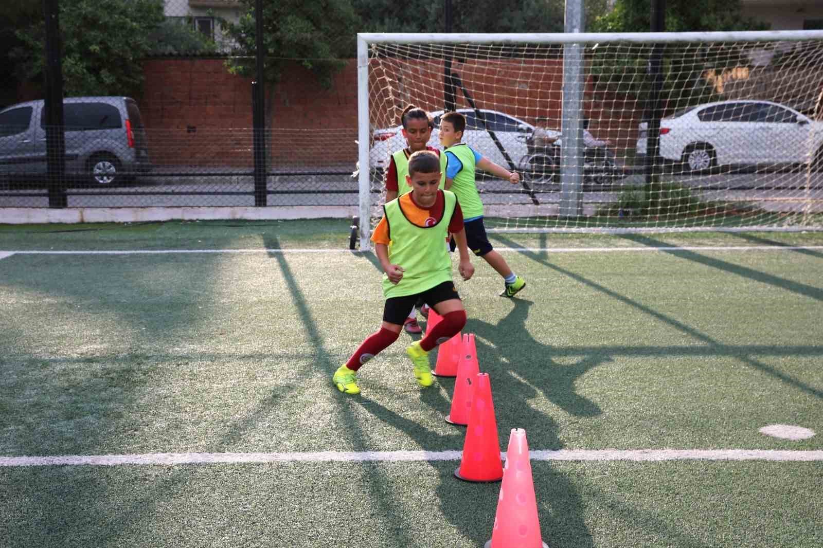 Başkan Yetişkin geleceğin futbolcularıyla buluştu
