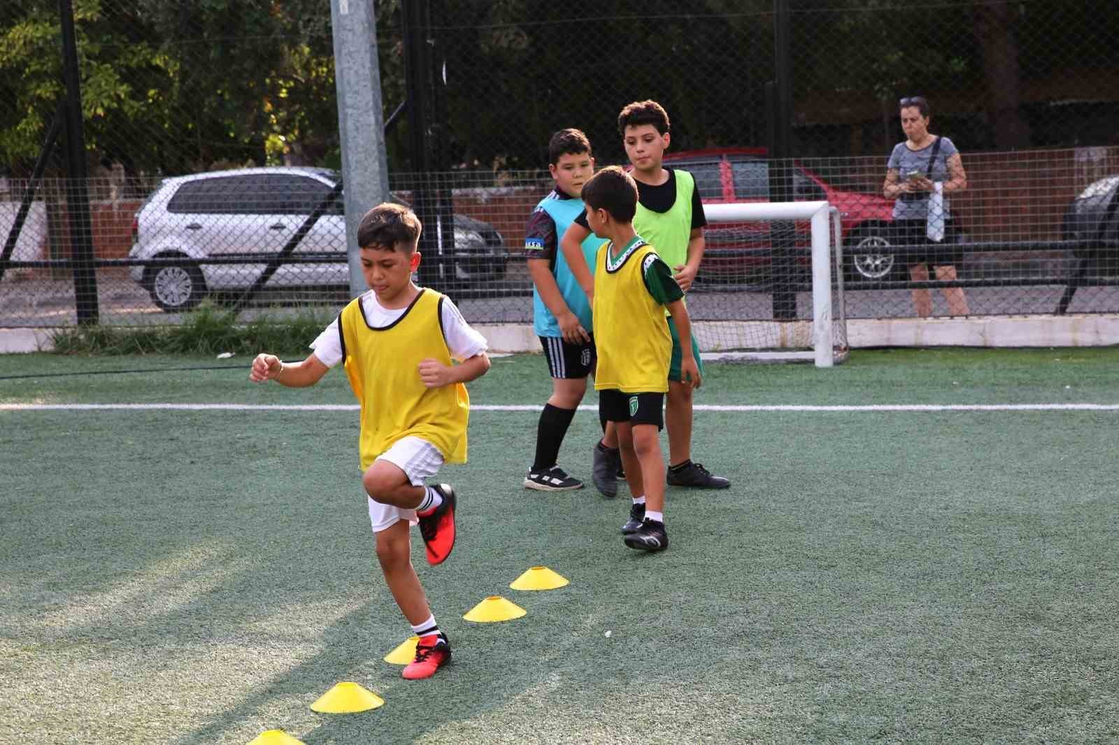 Başkan Yetişkin geleceğin futbolcularıyla buluştu
