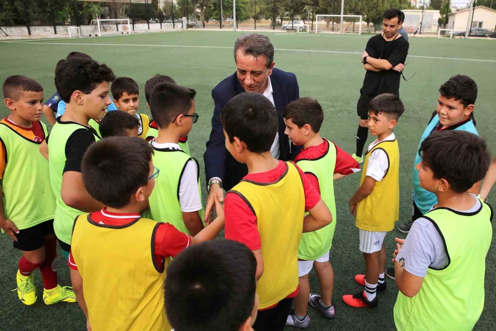 Başkan Yetişkin geleceğin futbolcularıyla buluştu
