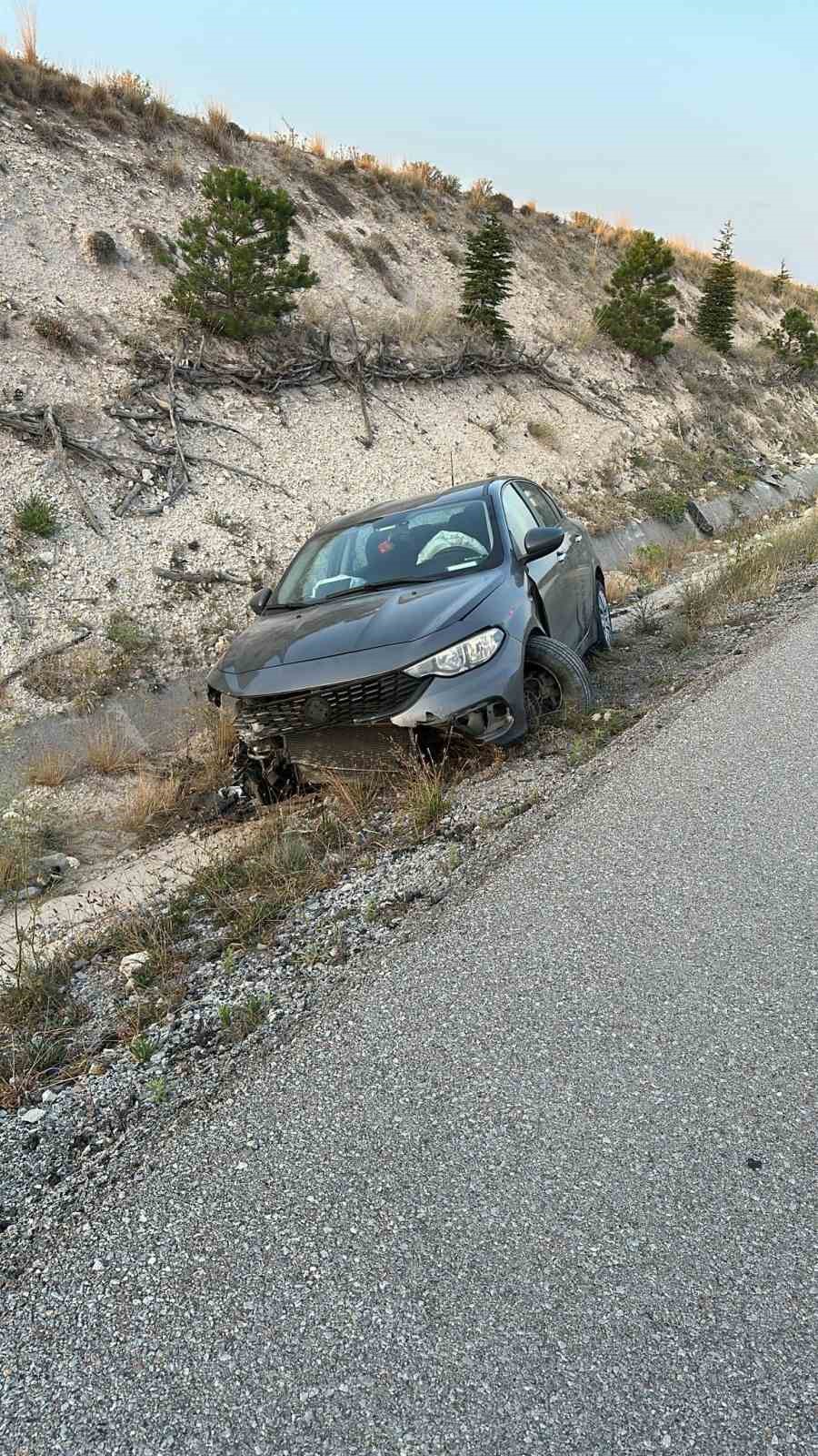 Refüje giren otomobilde 4 kişi yaralandı
