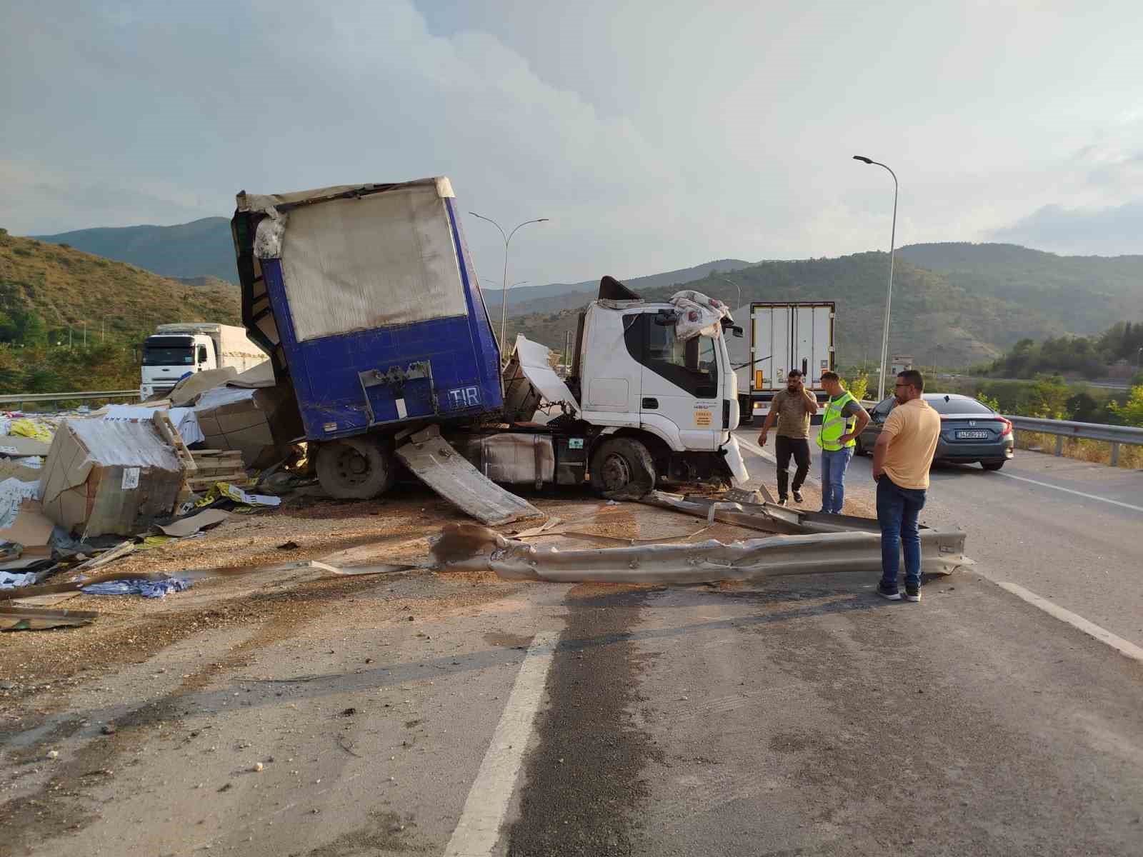 Bilecik’te karton ambalaj yüklü tır devrildi: 1 kişi yaralandı
