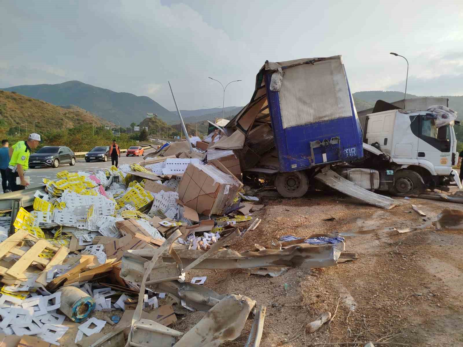 Bilecik’te karton ambalaj yüklü tır devrildi: 1 kişi yaralandı
