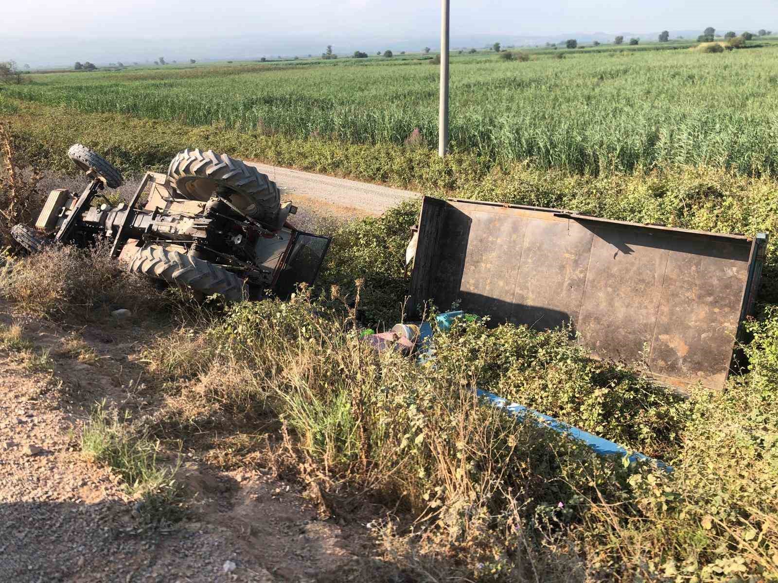 Mevsimlik işçileri taşıyan traktör devrildi : 1 ölü 4 yaralı
