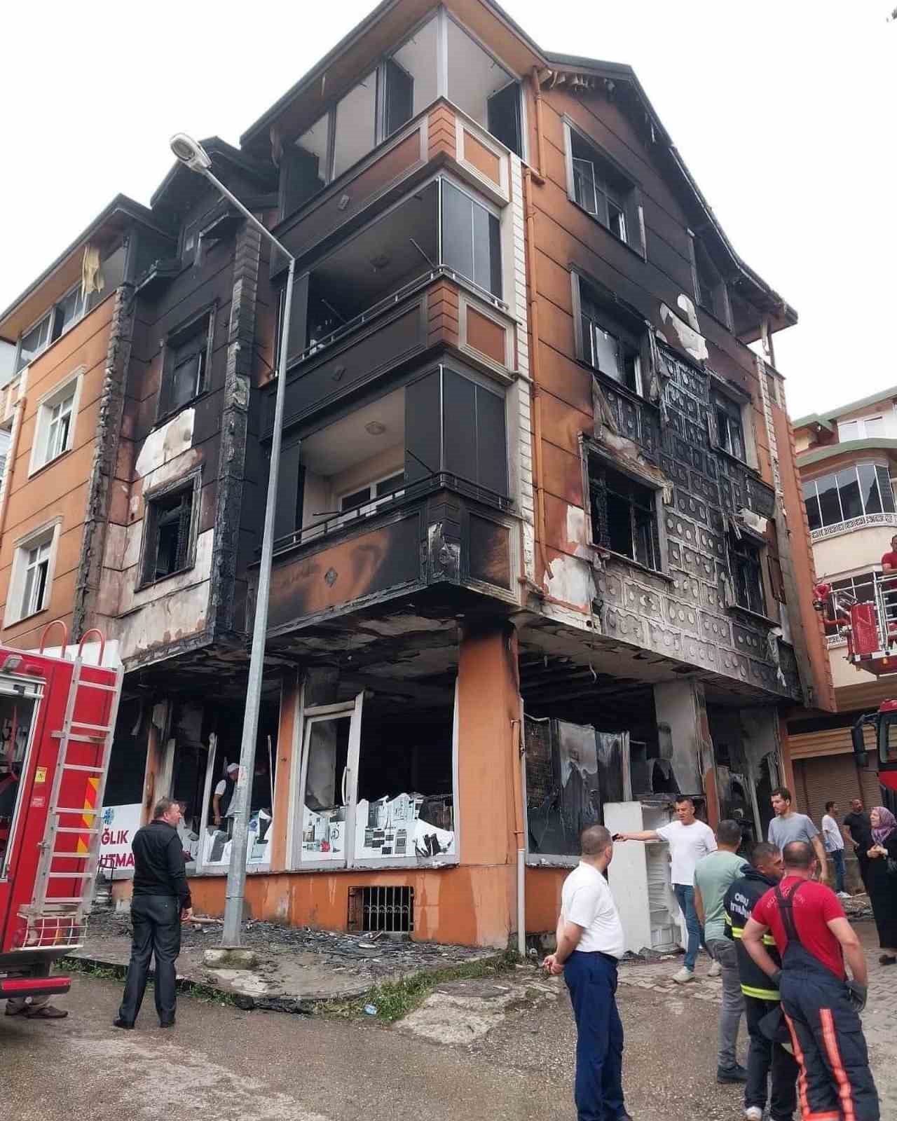 Patlayan çamaşır makinesi apartmanı harabeye çevirdi
