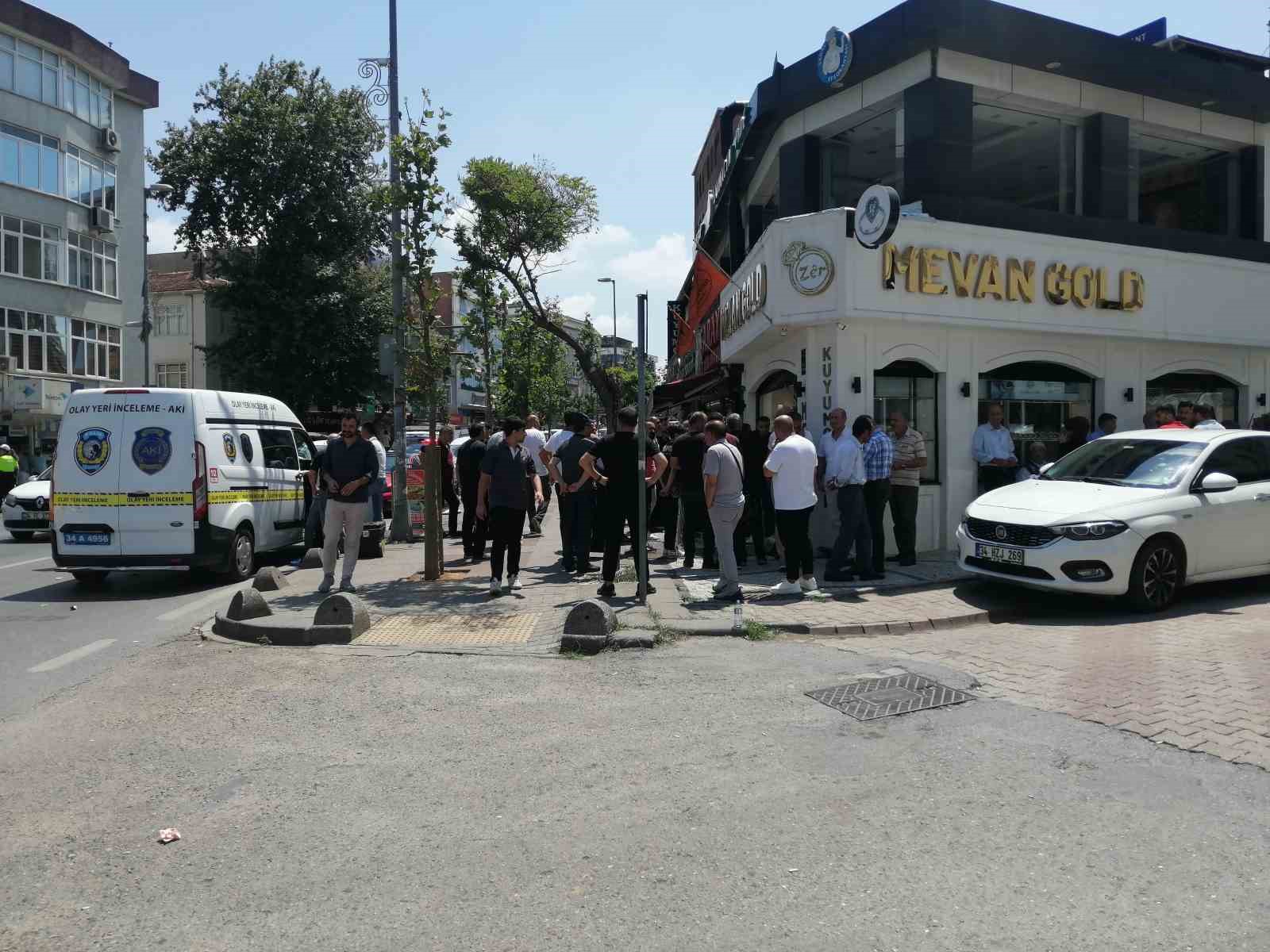 Sancaktepe’de kuyumcuda silahlı soygun: Kuyumcuyu vurup, altınları çaldılar
