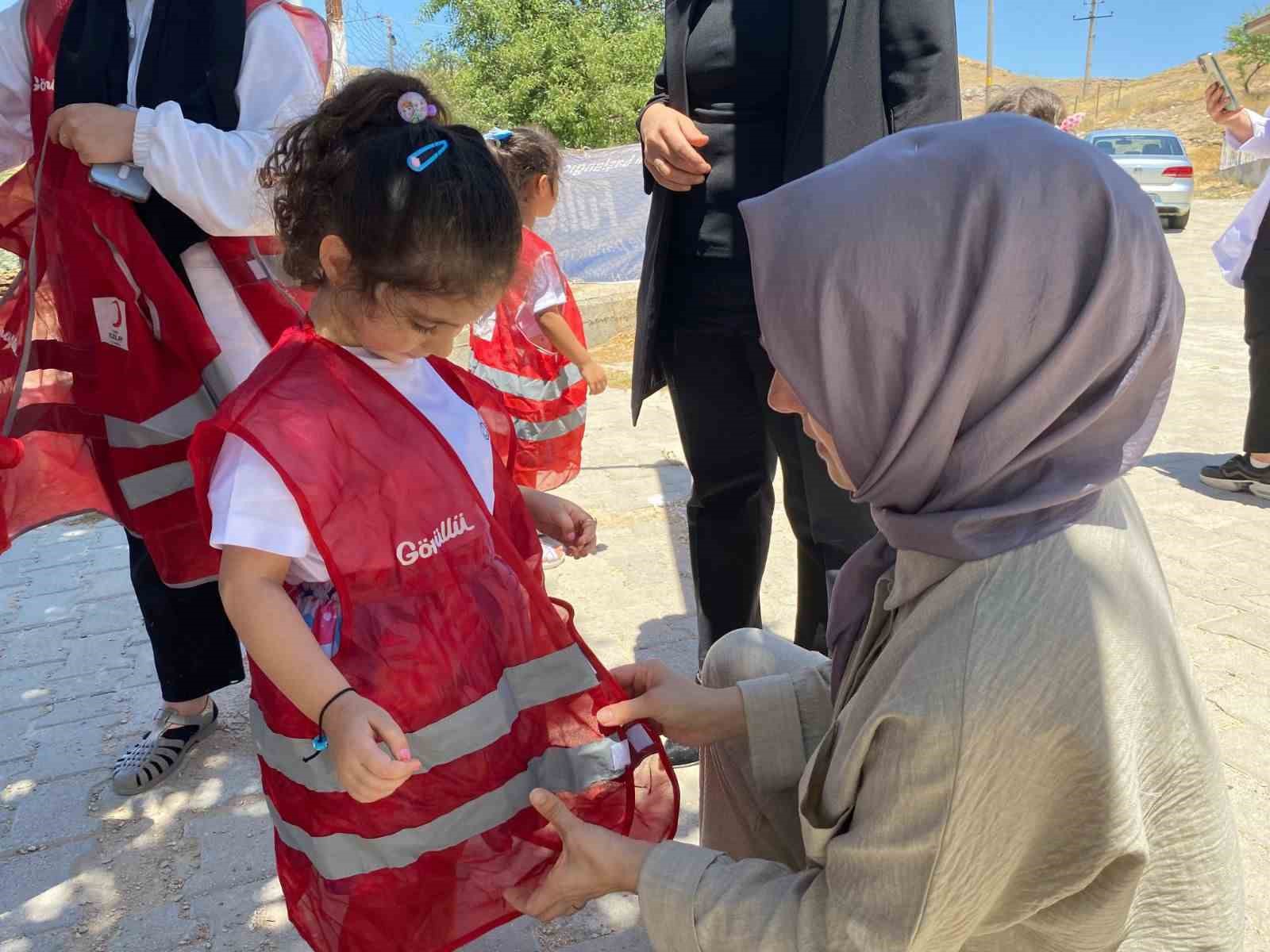 Elazığ’da anaokulu öğrencilerinden yürekleri ısıtan davranış
