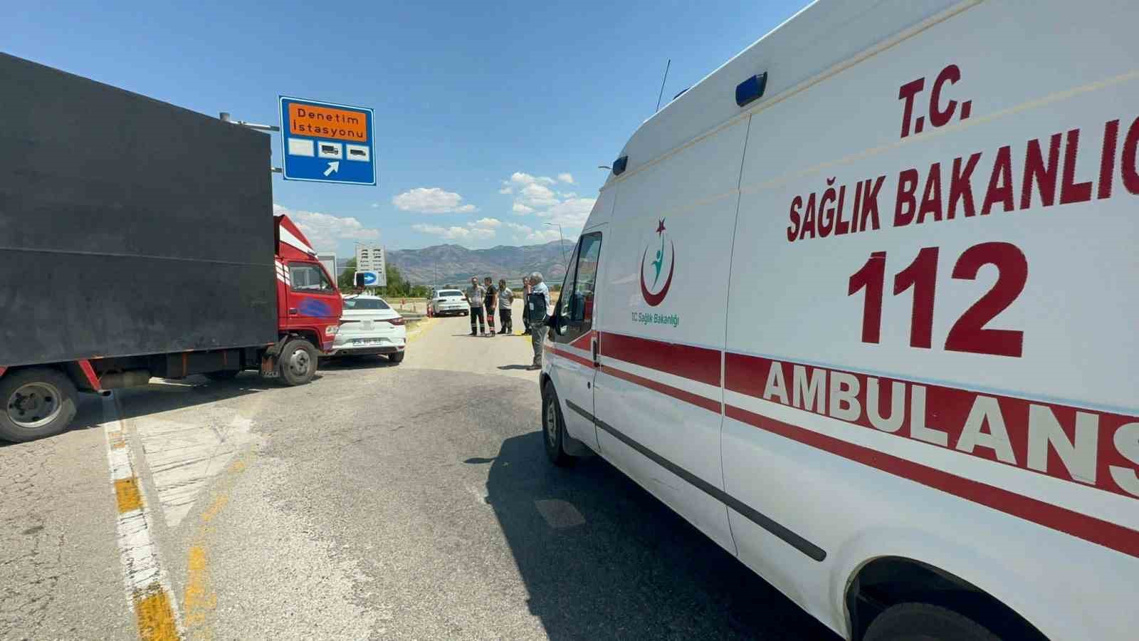 Elazığ’da otomobil bariyerlere saplandı: 4 yaralı
