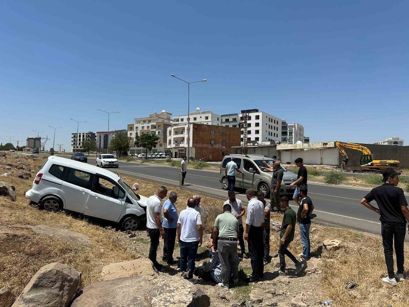 İdil’de hafif ticari araç şarampole yuvarlandı: 1 yaralı
