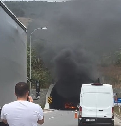 Tünelde kaza yapan otomobil alev topuna döndü: 2 yaralı
