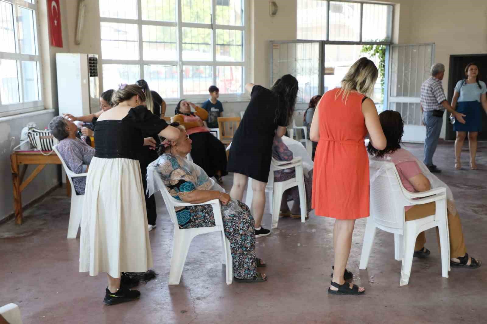 Yunusemre’de ücretsiz kuaför hizmeti Üçpınar Mahallesi’nde devam etti
