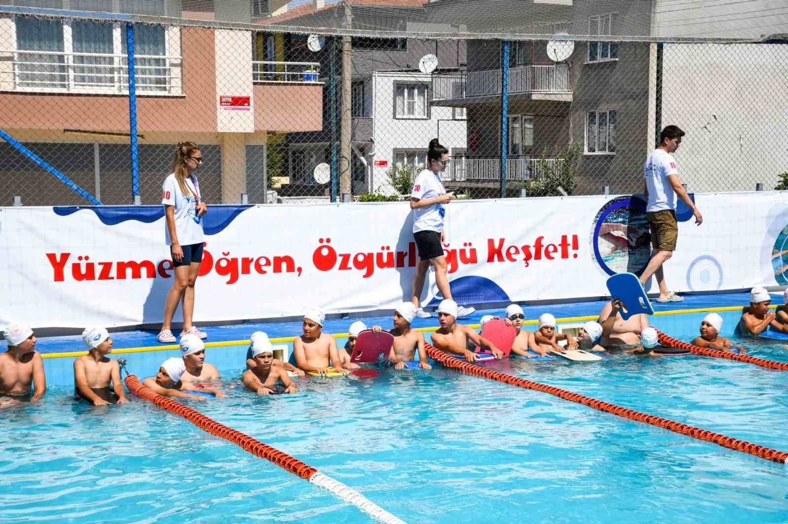 Vali Ustaoğlu, genç sporcularla spor yaptı
