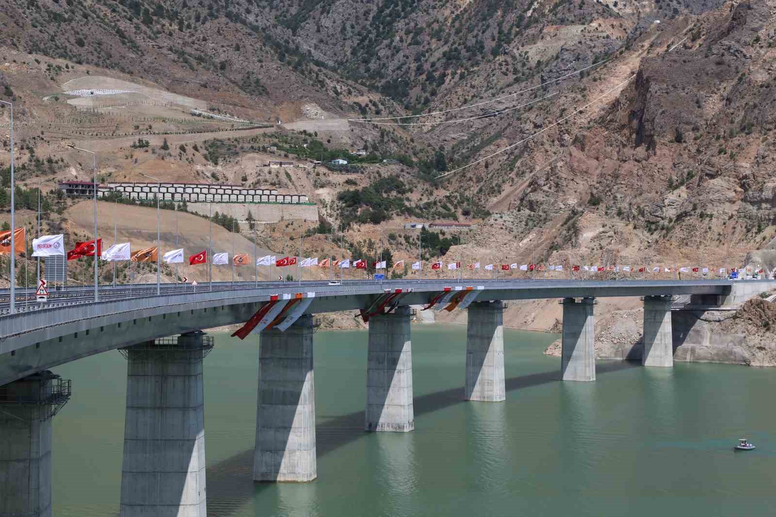 Bakan Abdulkadir Uraloğlu, Yusufeli merkez viyadüğü’nün açılışını gerçekleştirdi
