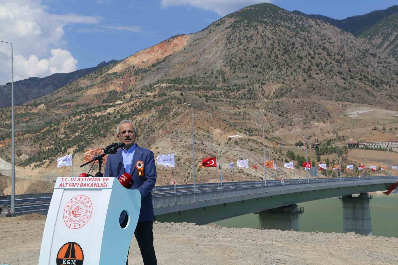 Bakan Abdulkadir Uraloğlu, Yusufeli merkez viyadüğü’nün açılışını gerçekleştirdi
