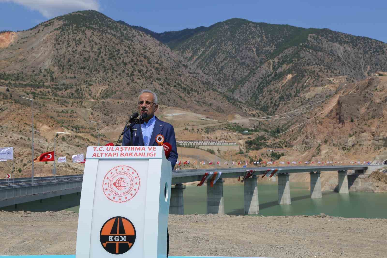 Bakan Abdulkadir Uraloğlu, Yusufeli merkez viyadüğü’nün açılışını gerçekleştirdi
