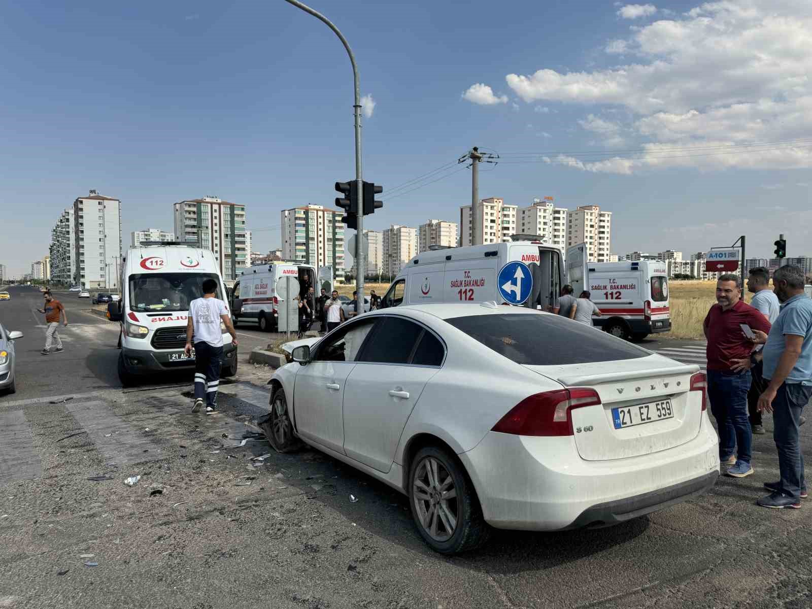 Diyarbakır’da iki otomobil çarpıştı: 1’i kadın 4 yaralı
