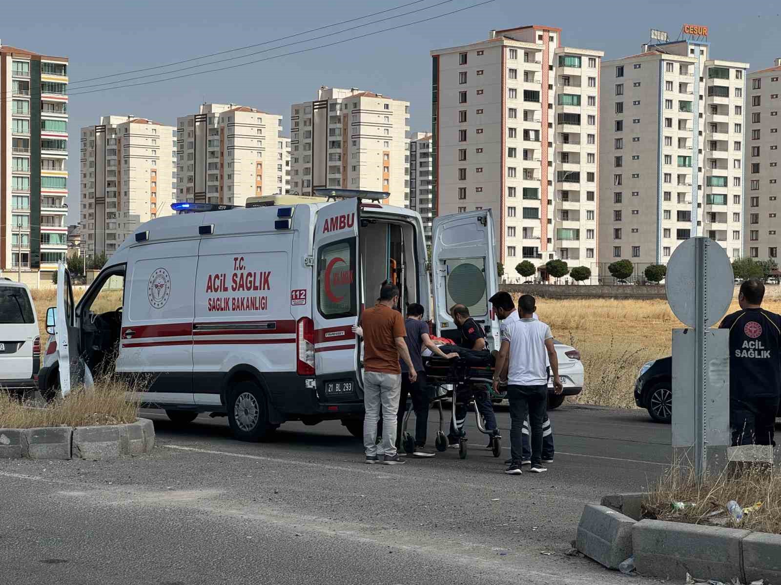 Diyarbakır’da iki otomobil çarpıştı: 1’i kadın 4 yaralı
