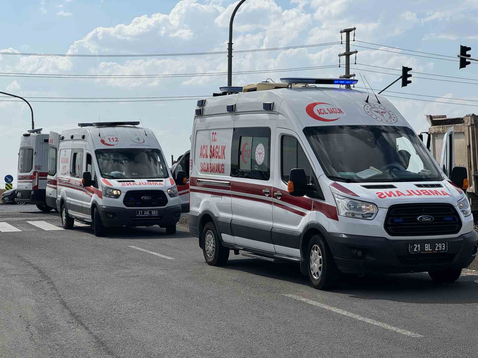 Diyarbakır’da iki otomobil çarpıştı: 1’i kadın 4 yaralı
