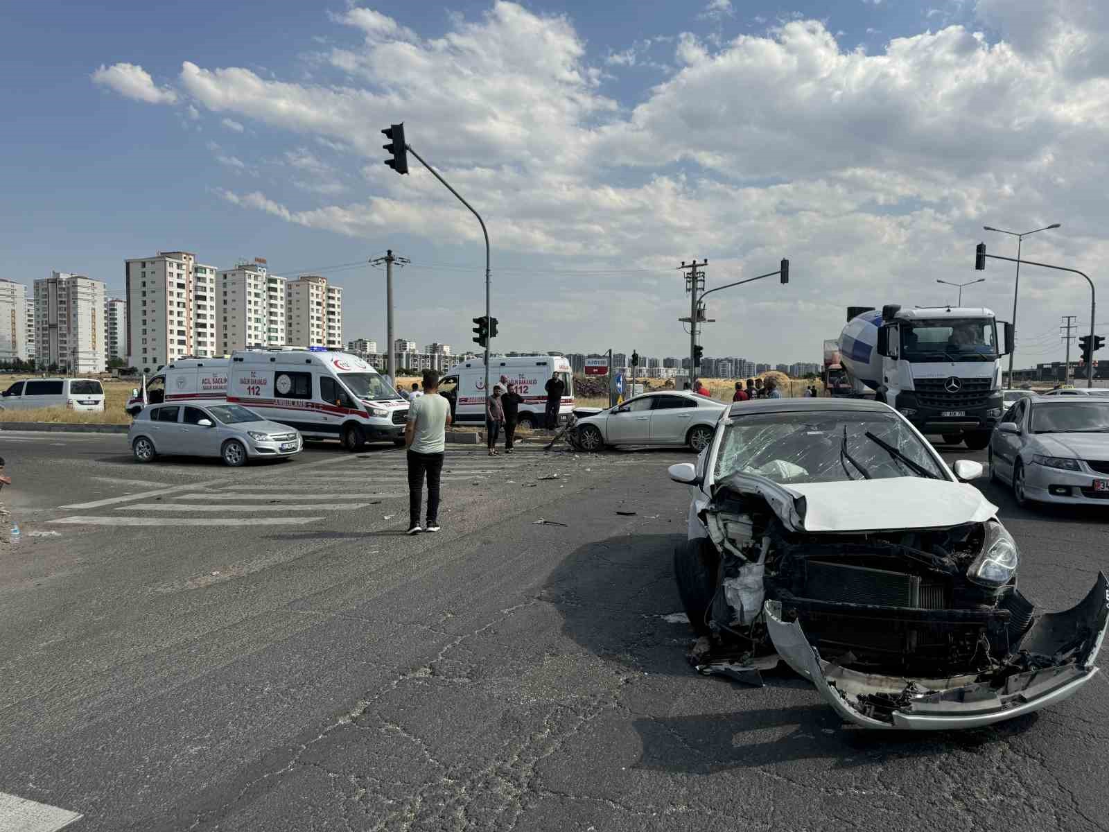 Diyarbakır’da iki otomobil çarpıştı: 1’i kadın 4 yaralı
