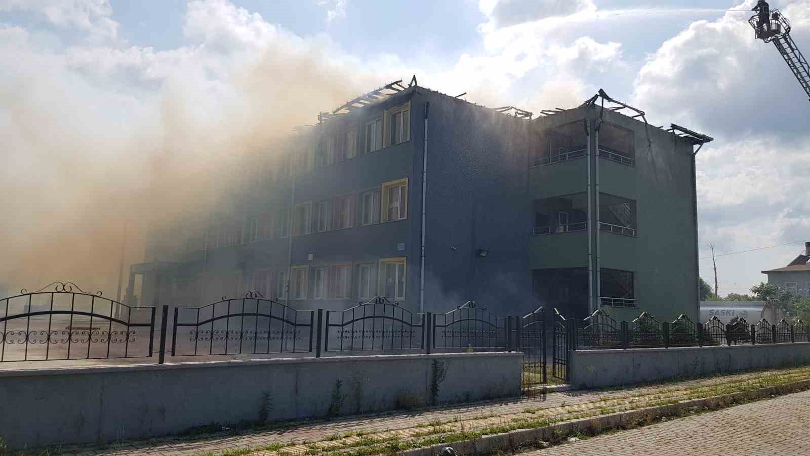 Okulun çatısı alevlere teslim oldu, polis Türk bayrağını kurtardı
