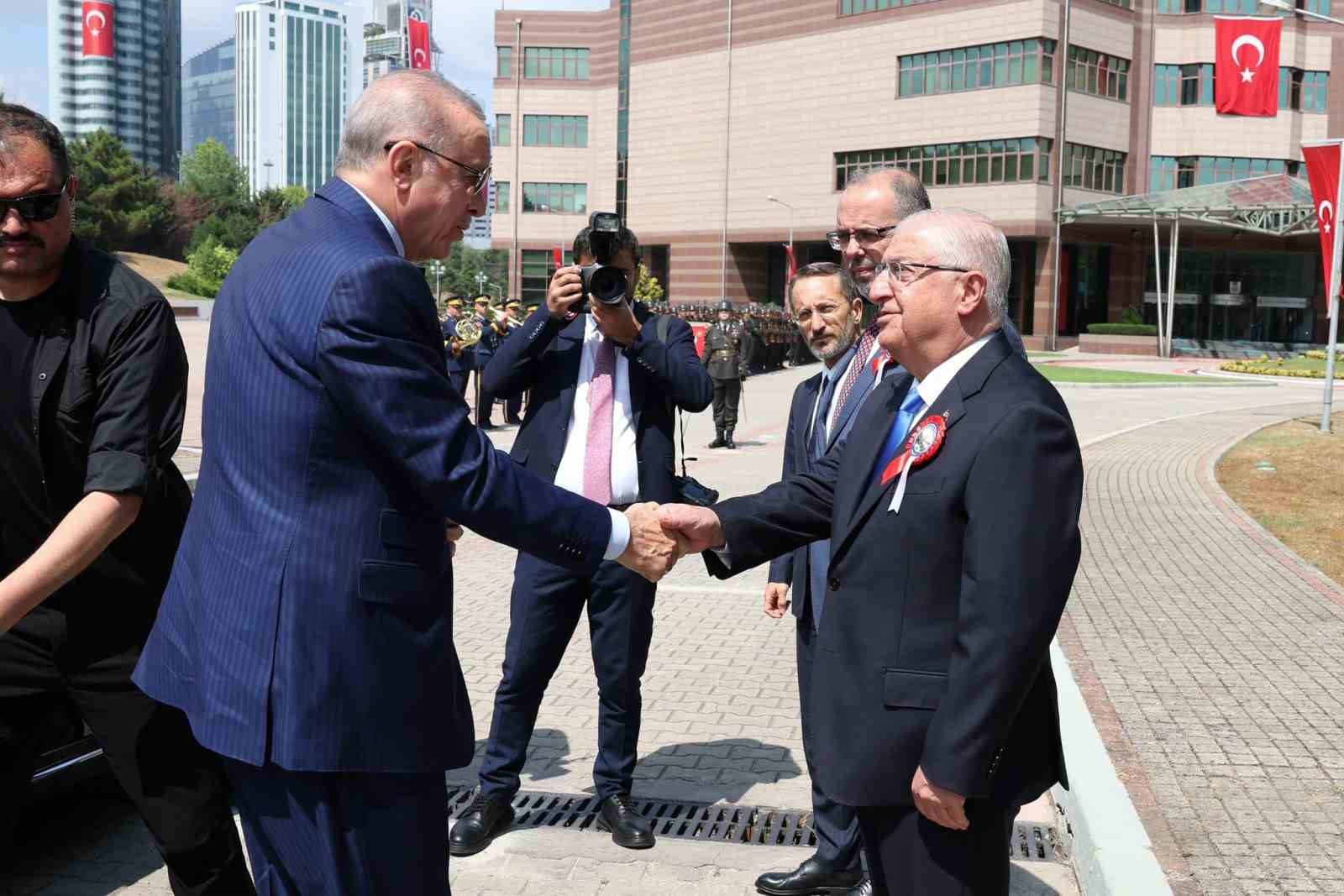 Bakan Güler ve beraberindeki TSK komuta kademesi Cumhurbaşkanı Erdoğan’ı karşıladı
