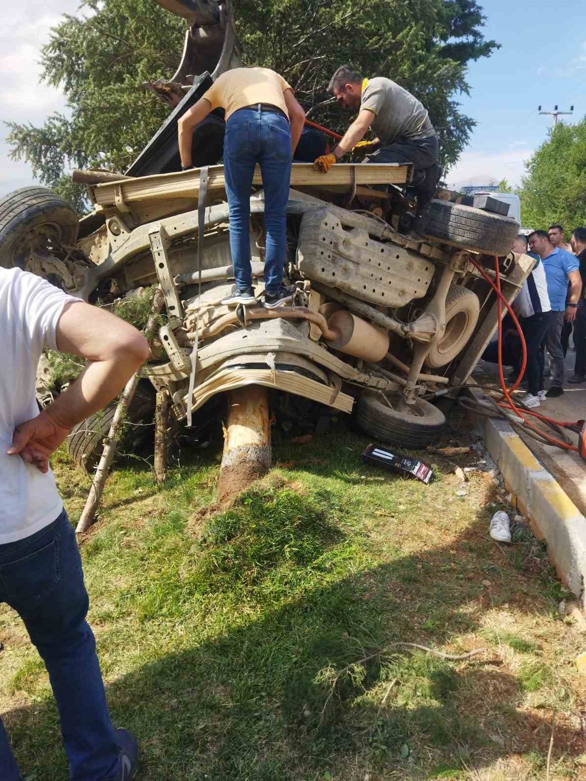 Isparta’da otomobil ağaca çarptı: 2 yaralı
