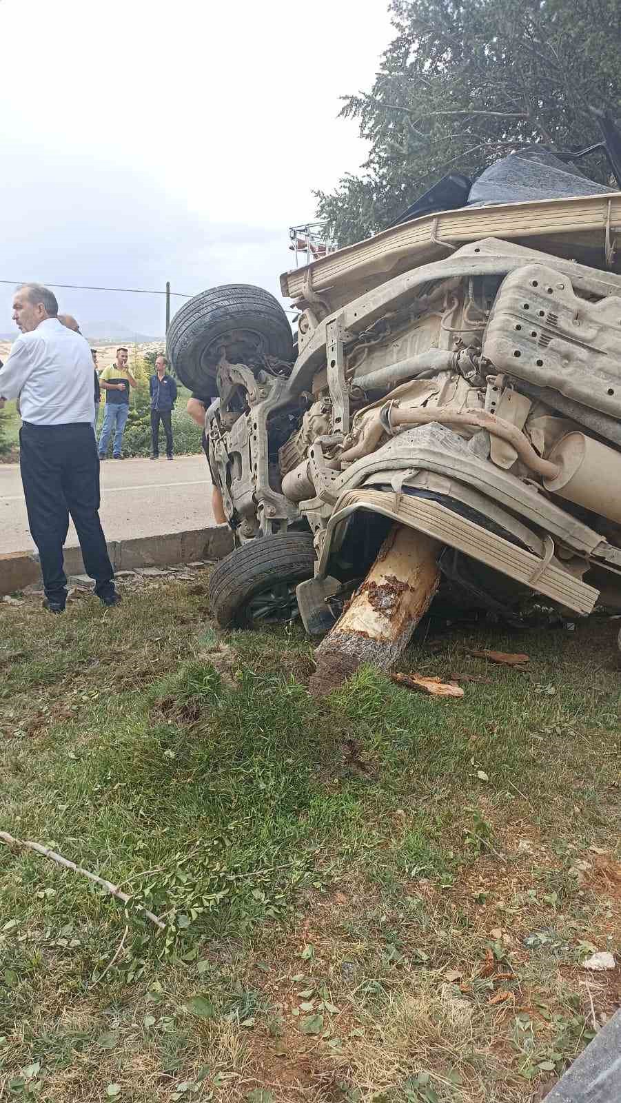 Isparta’da otomobil ağaca çarptı: 2 yaralı
