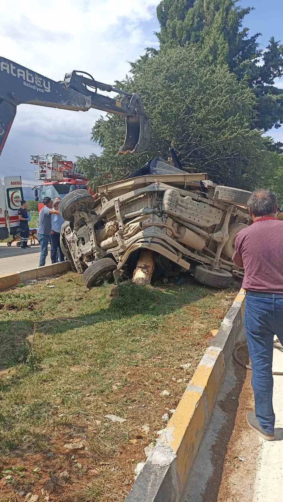 Isparta’da otomobil ağaca çarptı: 2 yaralı
