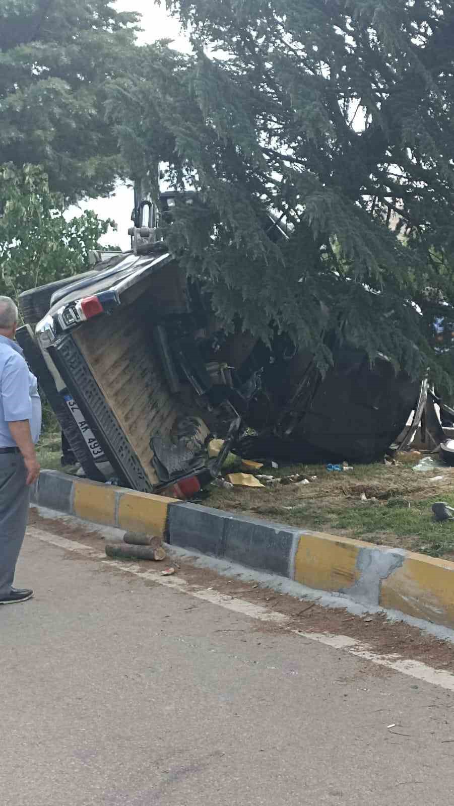 Isparta’da otomobil ağaca çarptı: 2 yaralı
