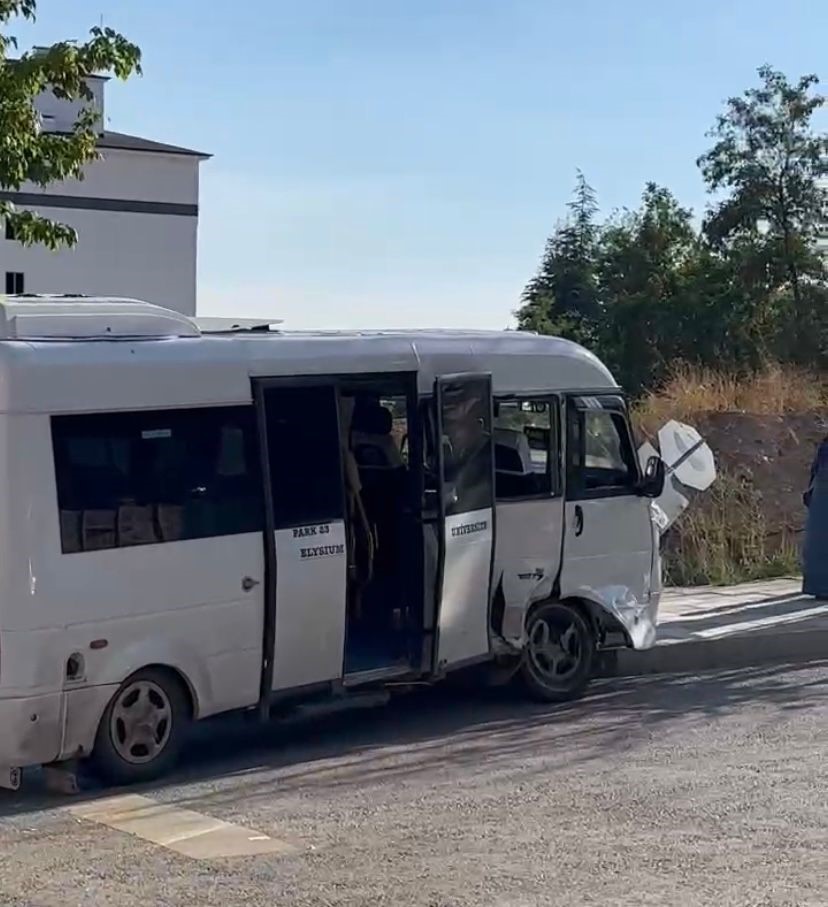 Elazığ’da otomobil ile minibüs çarpıştı: 1 yaralı
