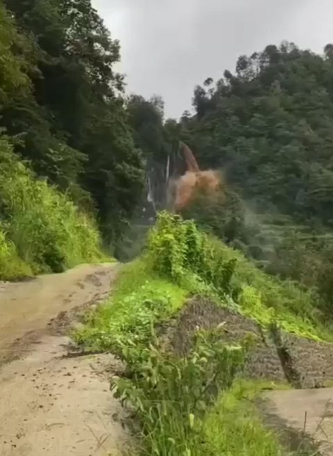 Rize’de Vandı Şelalesi taştı, çay bahçeleri boş kaldı
