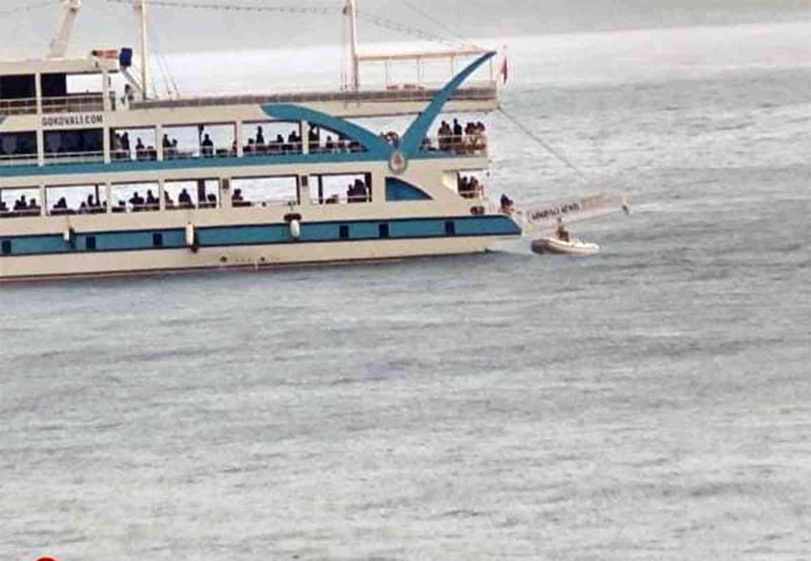 Denizde fırtınaya yakalanan lastik botu Tur teknesi kurtardı
