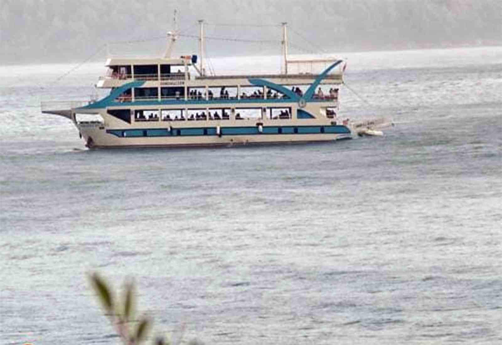 Denizde fırtınaya yakalanan lastik botu Tur teknesi kurtardı
