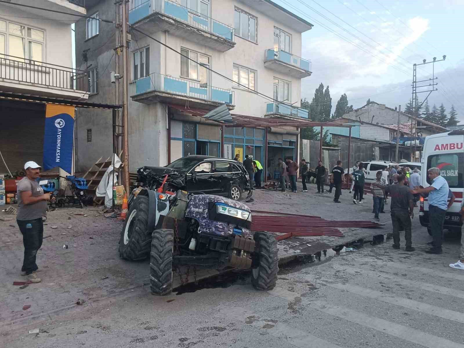 Malatya’da U dönüşü sırasında çarpışan iki araç traktöre çarptı: 4 yaralı
