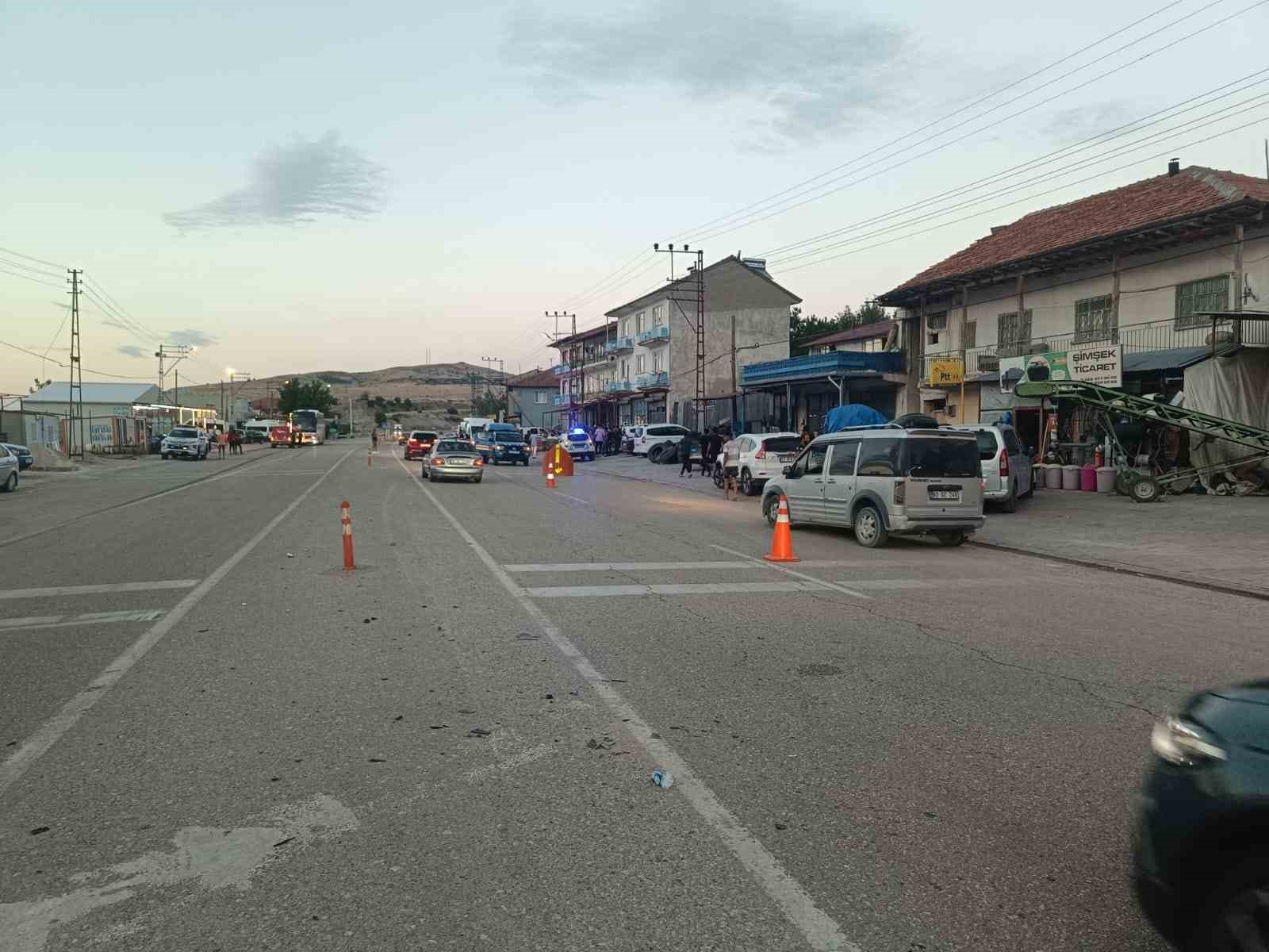 Malatya’da U dönüşü sırasında çarpışan iki araç traktöre çarptı: 4 yaralı
