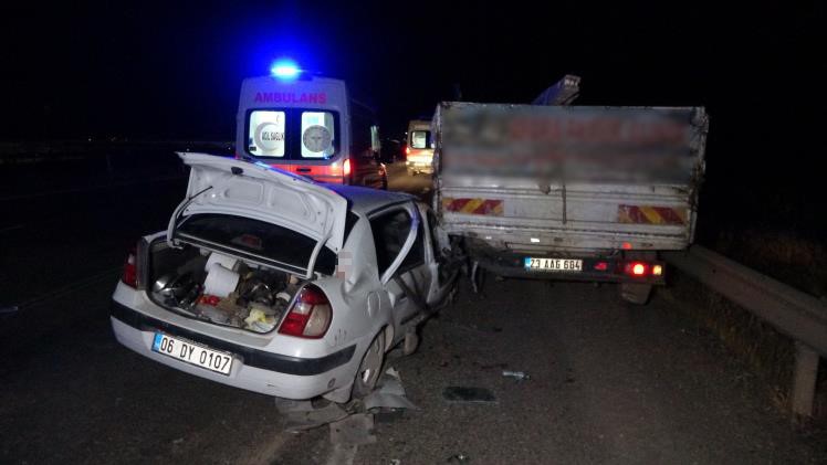 Kayısı bahçesinden dönen amca çocuklarının araçları çarpıştı: 6 yaralı
