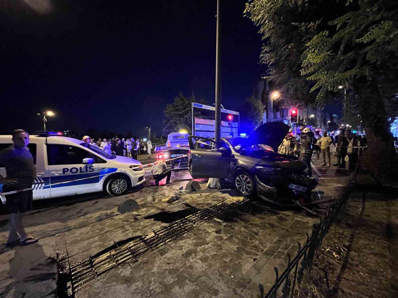 Esenler’de otomobil sürücüsü önce minibüse, ardından yayaya çarptı
