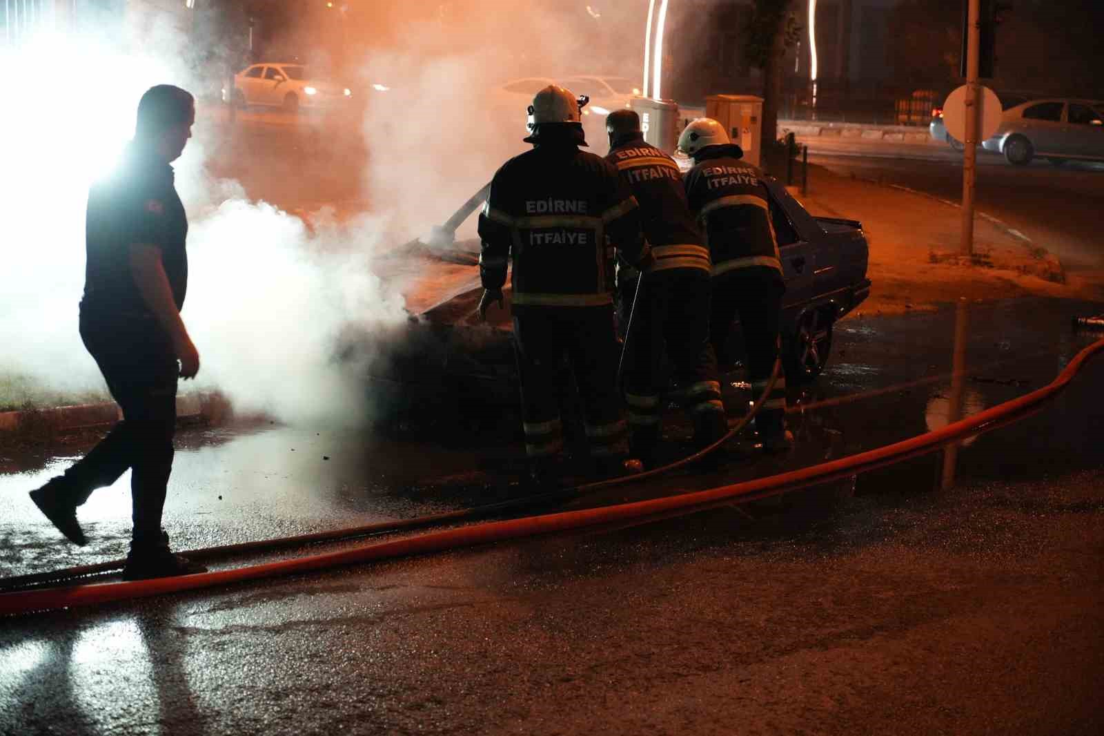 Edirne’de ehliyetsiz alkollü sürücünün otomobili alev alev yandı
